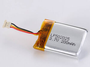LP502025 Çevreye Dostu 200MAH Lityum Polimer Pil 12 Ay 3.7V Voltaj ve 150-200 Wh/kg Enerji yoğunluğu